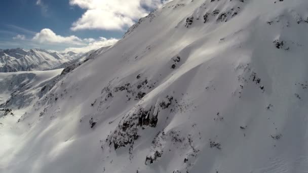 AERIAL: Voo sobre a montanha coberta de neve - inverno — Vídeo de Stock