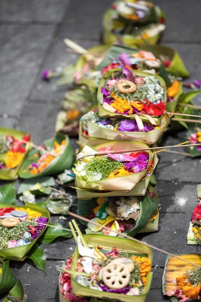 Traditionele balinese offers aan goden — Stockfoto