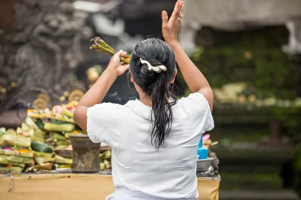 Balinese woman praying — Stock Photo, Image