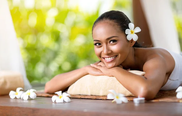 Mulher sorridente bonita relaxante após a massagem — Fotografia de Stock