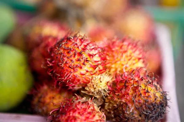 Tropikal meyve, rambutan pazarında — Stok fotoğraf