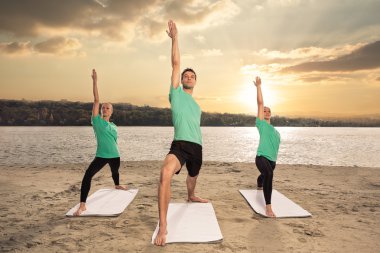 insanlar egzersiz yapıyor