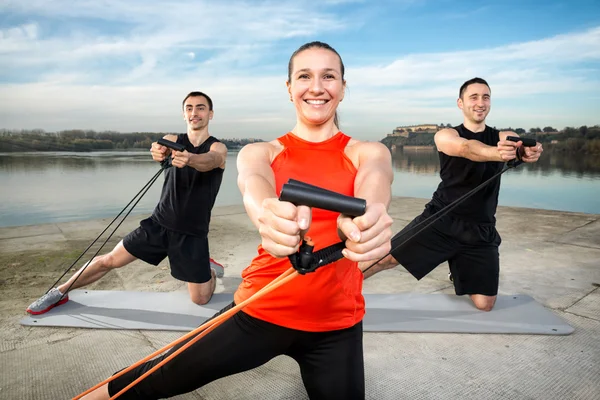 Sportliche Menschen mit Stretchband — Stockfoto