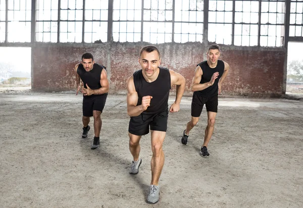 Hombres haciendo ejercicio —  Fotos de Stock