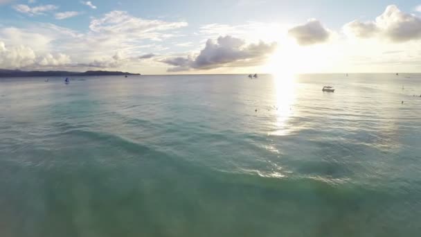 空中: 飞越海洋与美丽的日落 — 图库视频影像