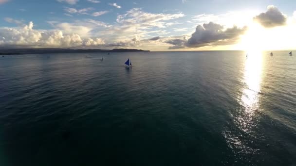 Повітря: Політ над океаном і красивий вітрильник — стокове відео