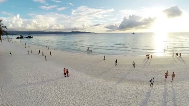 Vuelo aéreo sobre playa de arena, olas y turistas — Vídeo de stock