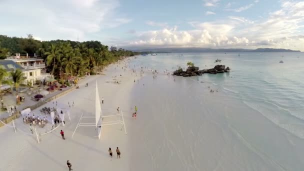 Légi járat felett fehér strand és Willy's Rock Boracay Beach — Stock videók