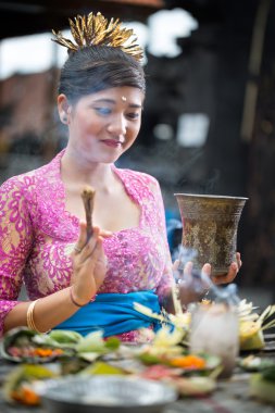 Bali dili genç kadın dua