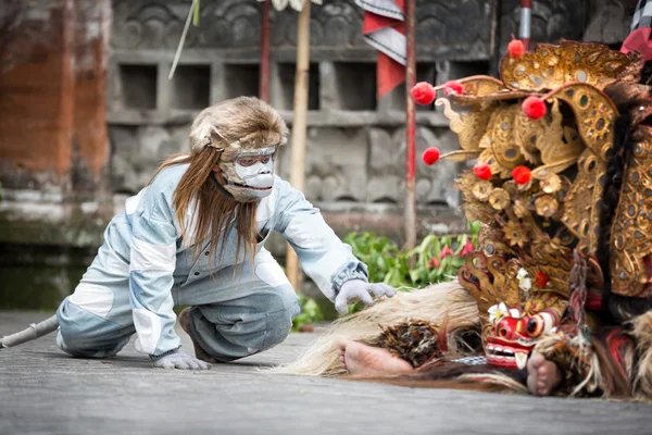 BALI, INDONESIA, 24 DE DICIEMBRE DE 2014: Barong Dance show, the trad — Foto de Stock