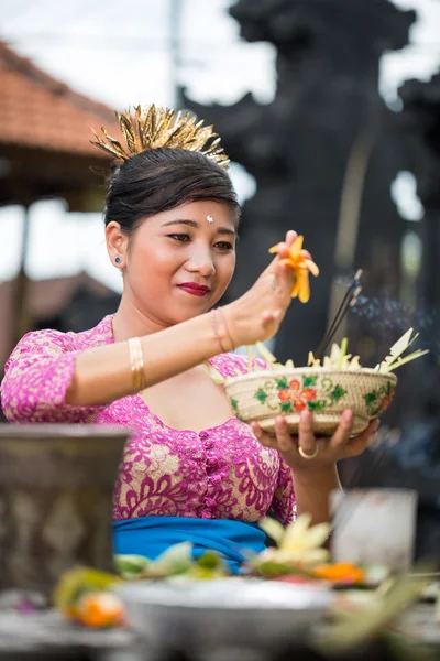 Balinese woman in temple with offering for Gods — Stock Photo, Image