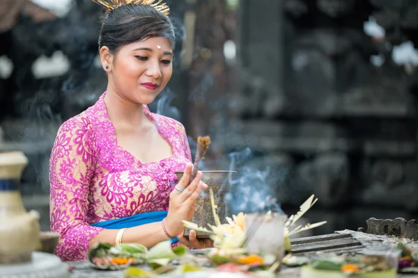 Balinese woman praying — Stock Photo, Image