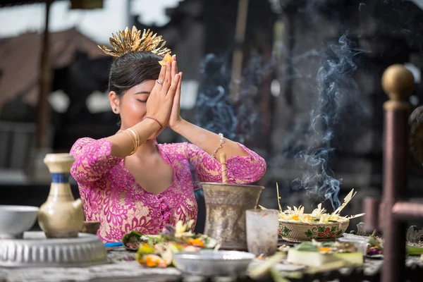 Красивая азиатка молится в храме — стоковое фото