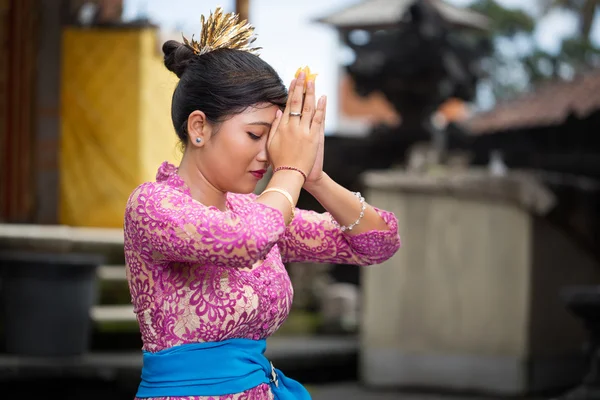 Balinese girl praying — Stock Photo, Image