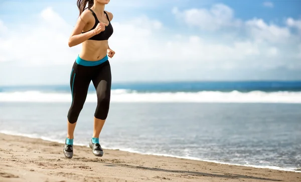 ビーチを走る女性 — ストック写真