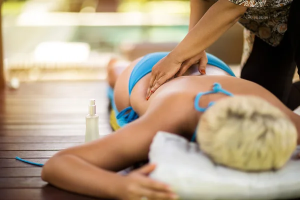 Massage du dos des femmes recevant — Photo