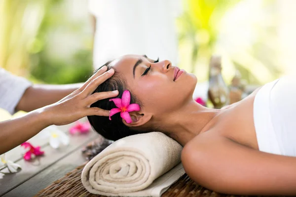 Jovem mulher recebendo recreação massagem balinesa — Fotografia de Stock