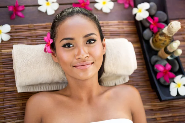 Porträt der schönen Balinesin auf dem Massagetisch — Stockfoto