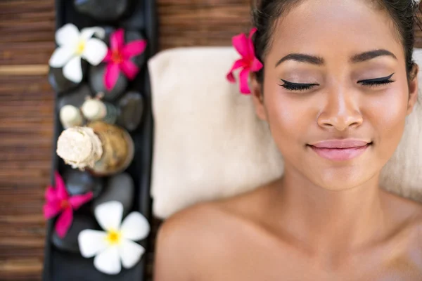 Ruhige schöne Wellness-Frau entspannend — Stockfoto