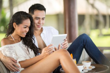 tablet pc ile tatil zevk çift