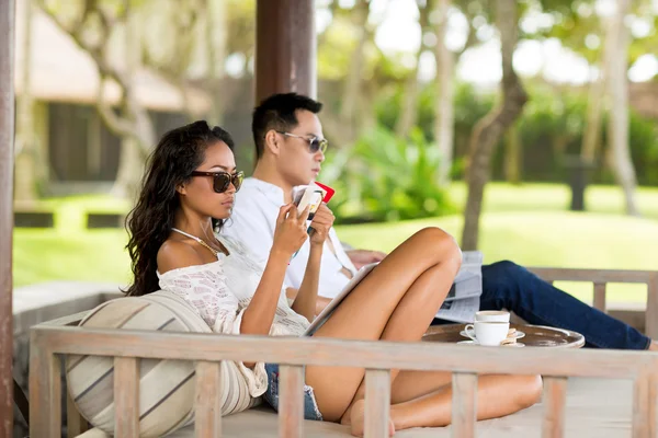 Casal desfrutando na manhã de verão — Fotografia de Stock