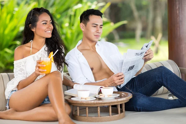Jovem asiático casal relaxante — Fotografia de Stock