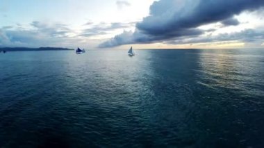 3. Okyanus üzerinde hava uçuş, kıyıya gün batımından spin -Boracay, Filipinler