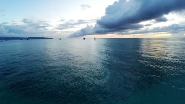 3. Vuelo aéreo sobre el océano, girar desde la puesta de sol hasta la costa -Boracay, Filipinas — Vídeo de stock