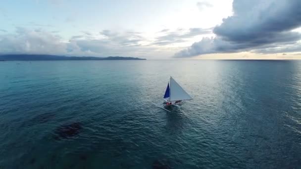 3. aéreo vôo sobre o oceano, girar por do sol para o litoral - boracay, Filipinas — Vídeo de Stock