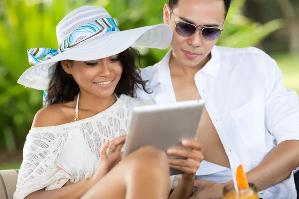 Jong koppel met tablet pc in tropische resort — Stockfoto