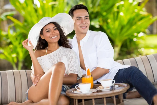 Smiling couple in tropical resort — Stockfoto