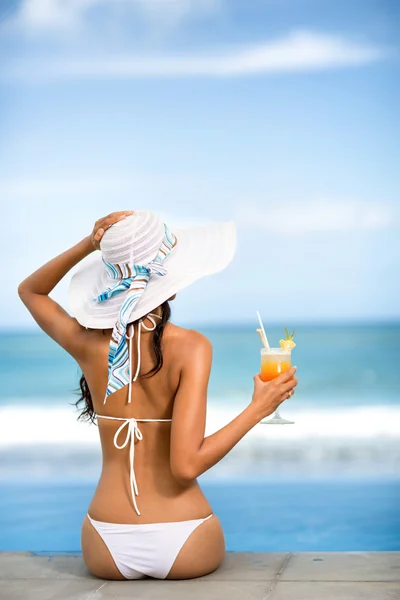 Alkalmas fiatal nő a bikini hátulnézete — Stock Fotó