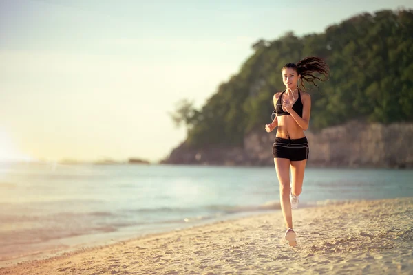 海岸を走っている女性は — ストック写真