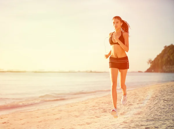 해변을 달리는 모습 — 스톡 사진