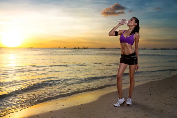 Giovane donna sportiva che beve acqua — Foto Stock