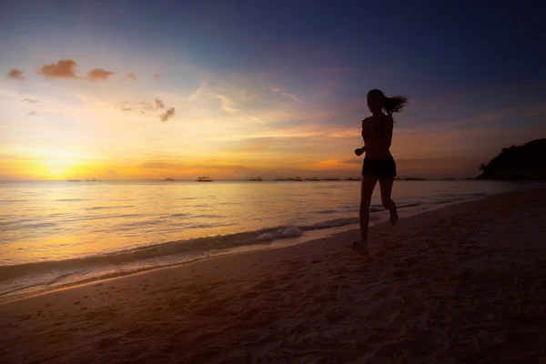 Silhouette de femme fitness jogging au lever du soleil — Photo