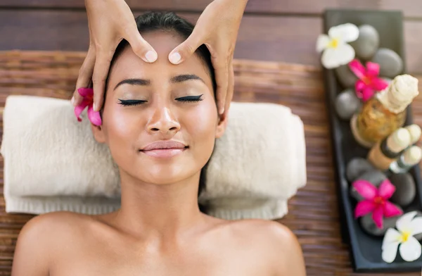 Mujer joven recibiendo masaje facial —  Fotos de Stock