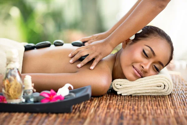 Jovem mulher atraente desfrutando em massagem asiática — Fotografia de Stock