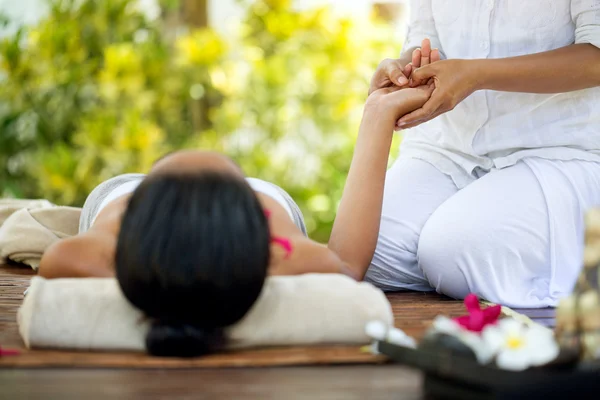 Donna che riceve un massaggio alle mani — Foto Stock