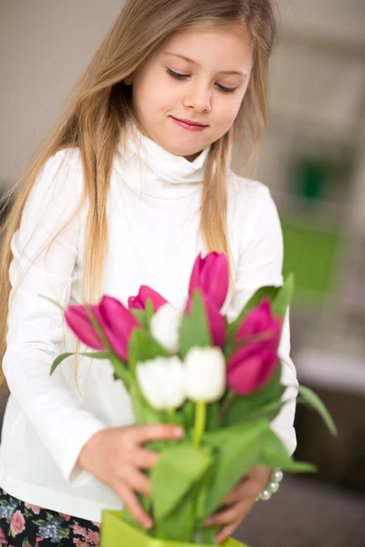 Meisje met boeket van tulpen — Stockfoto