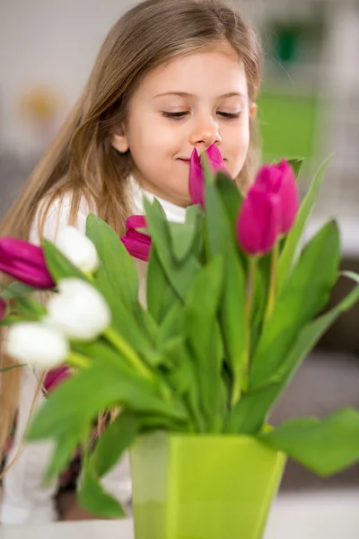 Ragazza con bouquet di tulipani — Foto Stock
