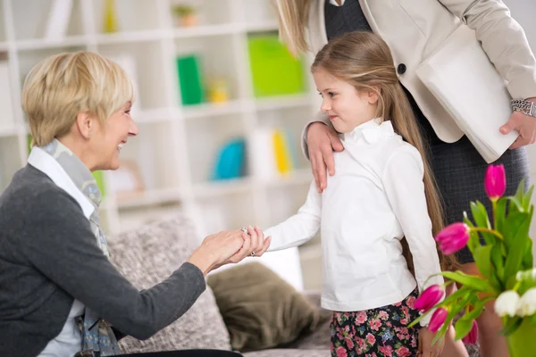 Kleines Mädchen stellt ihren neuen Babysitter vor — Stockfoto