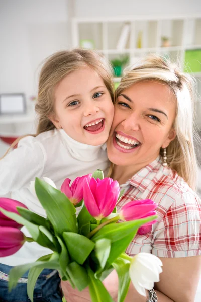 Mom with her daughter on Mother's Day — Zdjęcie stockowe