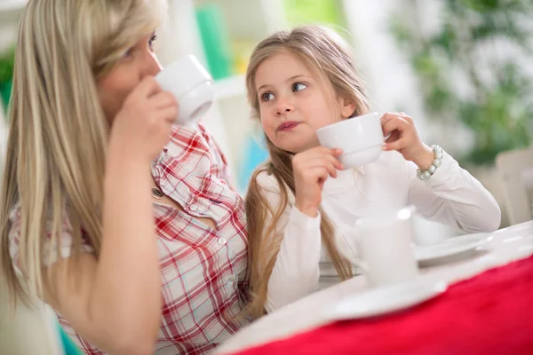 Mom and daughter drinking tea together — Stock Photo, Image