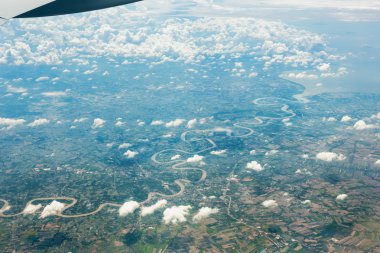 Bulutların üstünde