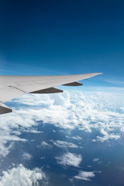 Bulutların üzerinde uçan uçağın kanadı