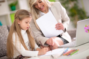 sevimli kız evde öğrenme 