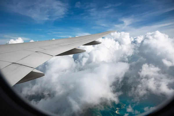 在云层上飞行的飞机翼 — 图库照片