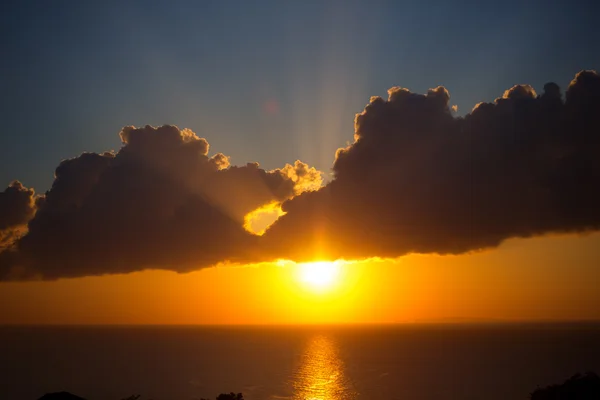 Прекрасне барвисте сонце небо і океан — стокове фото