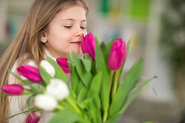 Girl with bouquet of spring flowers — Stock Photo, Image